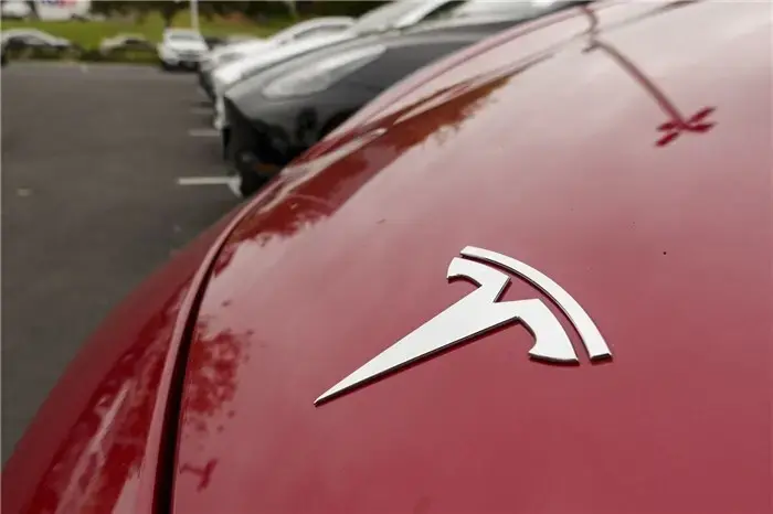 چرا تسلا دست دست می‌کند؟