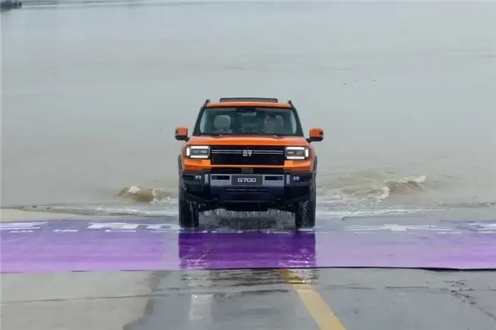 شاسی‌بلند چری از عرض 1.5 کیلومتری رودخانه عبور کرد