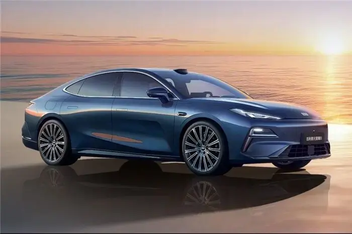 سدان پلاگین هایبرید جیلی گلکسی استارشاین 8 با برد 1600 کیلومتر و قیمت 17400 دلار وارد بازار چین شد