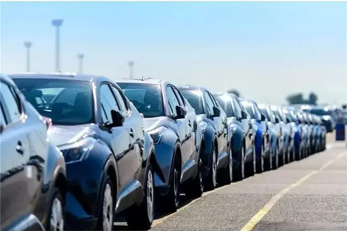 بازار خودرو در انحصار دولتی‌ها؛ دلال‌ها میلیاردی به جیب می‌زنند